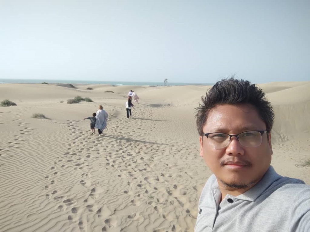 A filipino tourist with his family in Chabahar